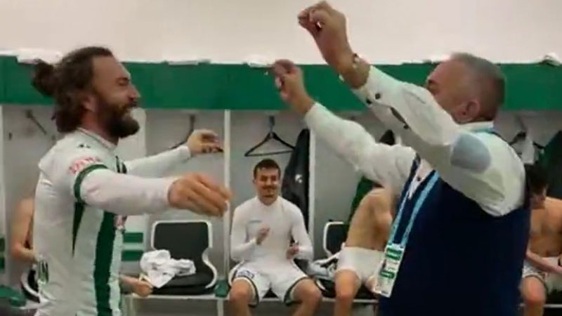 Bursaspor’da keyifler yerinde! Soyunma odasından sevinç görüntüleri Bursaspor’da keyifler yerinde! Soyunma odasından sevinç görüntüleri