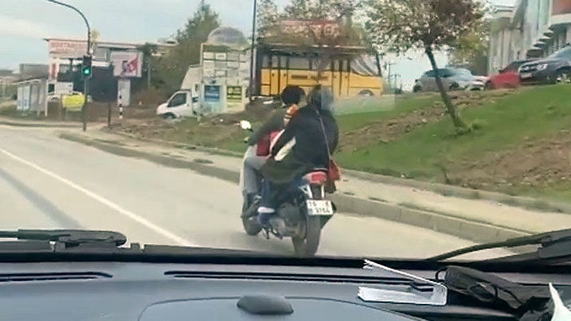 Bursa’da bir motosiklette 4 kişinin yolculuk yapılması vatandaşların yüreğini ağza