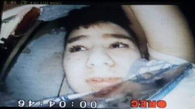 Enkaz altından yeni görüntü! Saatlerce böyle bekledi