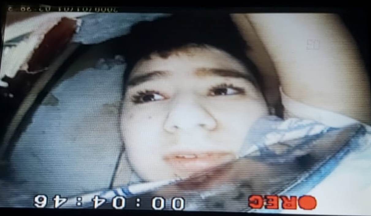 Enkaz altından yeni görüntü! Saatlerce böyle bekledi