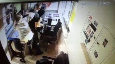 Kargosu evine çıkarılmayınca çılgına döndü