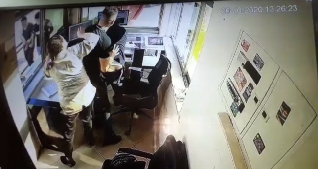 Kargosu evine çıkarılmayınca çılgına döndü