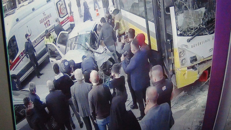 Bursa'nın İnegöl ilçesinde halk otobüsüyle otomobilin çarpışması sonucu 7 kişi