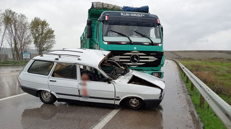 Bursa’da feci kaza: 1 ölü, 1 yaralı Bursa'nın Karacabey ilçesinde meydana gelen trafik kazasında 1 kişi yaşamını