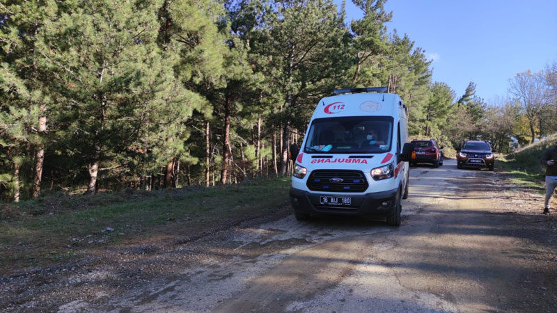 Bursa’da uçurumda can pazarı Bursa’nın Orhangazi ilçesinde ağaç kesim işlerinde çalışan bir iş makinesi