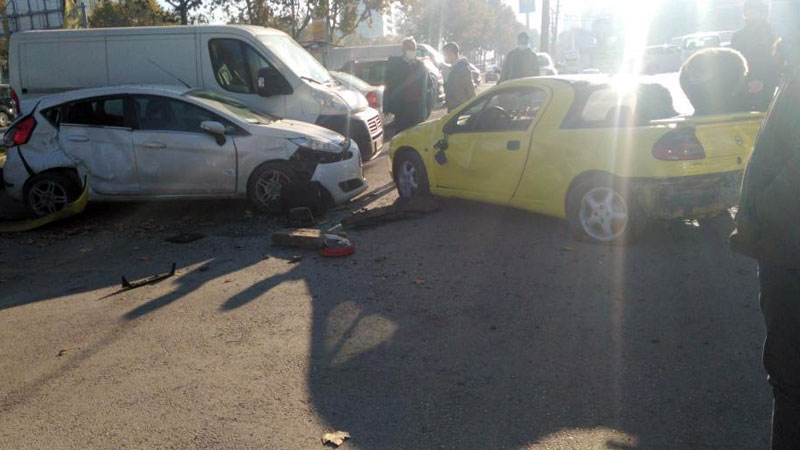 Bursa’da kontrolden çıkan otomobil park halindeki araca çarptı