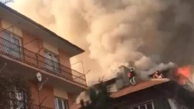 Panik anları! Çatıda kurtarılmayı beklediler