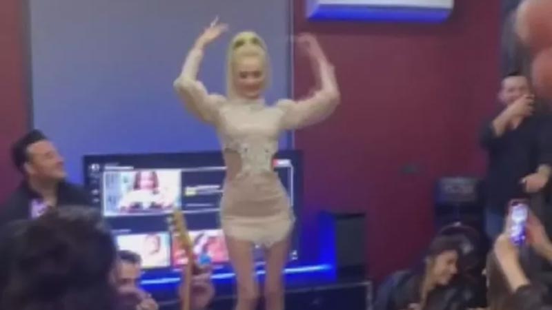 Sosyal medya fenomenlerinden sazlı sözlü ev partisi! Masaya çıkıp dans etti