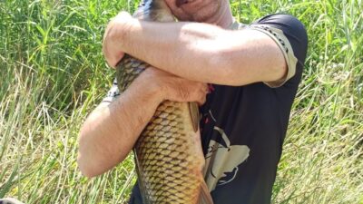 Balıklara sarılan adam!