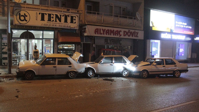 Bursa'da meydana gelen zincirleme trafik kazasında 2 kişi yaralandı.