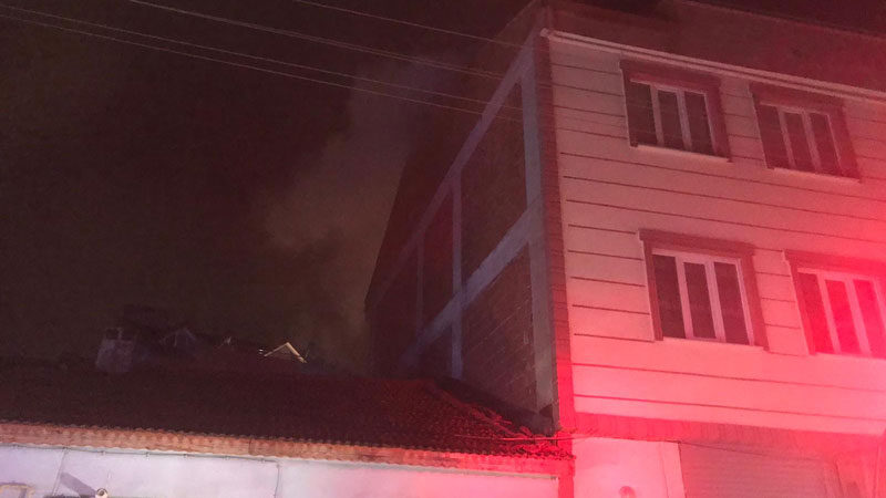 Bursa’nın İnegöl ilçesinde karantinada olan ailenin evi, çıkan yangın nedeniyle