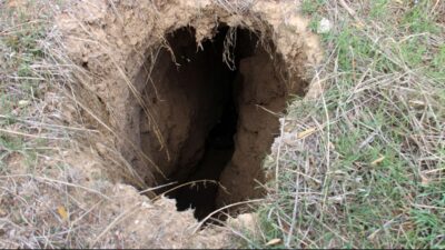 Fay hattı boyunca oluştu, derinliği 6 metreyi buluyor