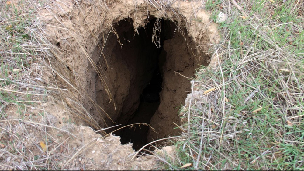 Fay hattı boyunca oluştu, derinliği 6 metreyi buluyor