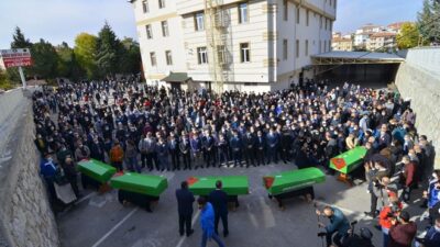 Deprem kurbanı babaanne ve 4 torununa veda…