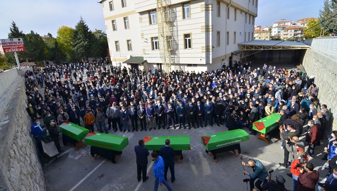 Deprem kurbanı babaanne ve 4 torununa veda…