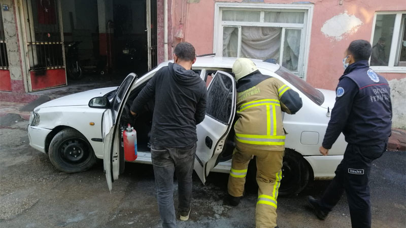 Bursa’da park halindeki otomobil yandı Bursa’da park halindeki otomobil yandı