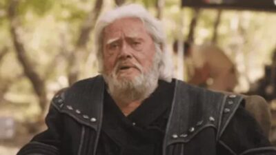 Ünlü ismi öpücüklere boğdular!