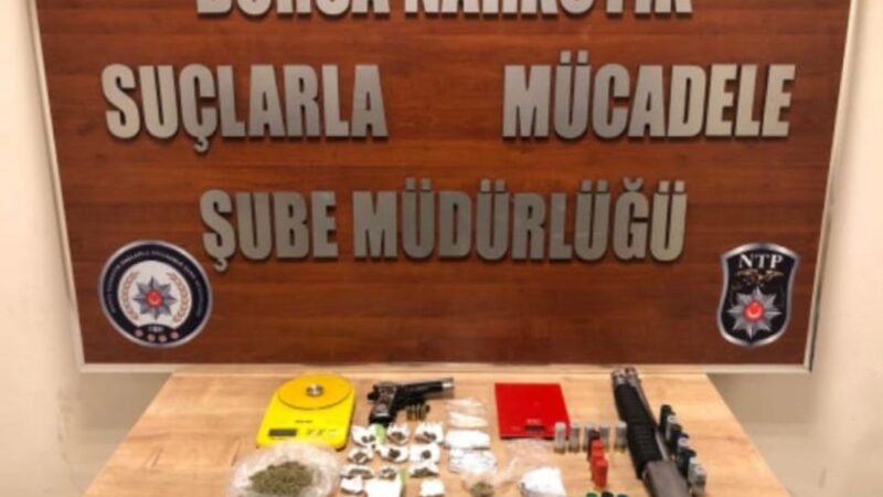 Bursa’da narkotik ekipleri yaptıkları operasyonla kapıları koç başıyla kırarak yarım