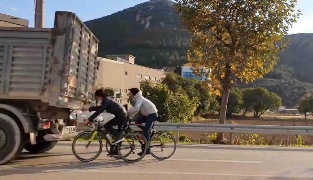 Bursa’da gençlerin tehlikeli yolculuğu! Canlarını hiçe saydılar