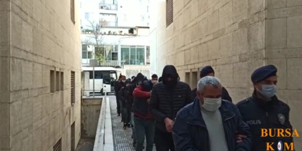 Bursa’da dublörlü tapu dolandırıcıları yakalandı: 8 tutuklu