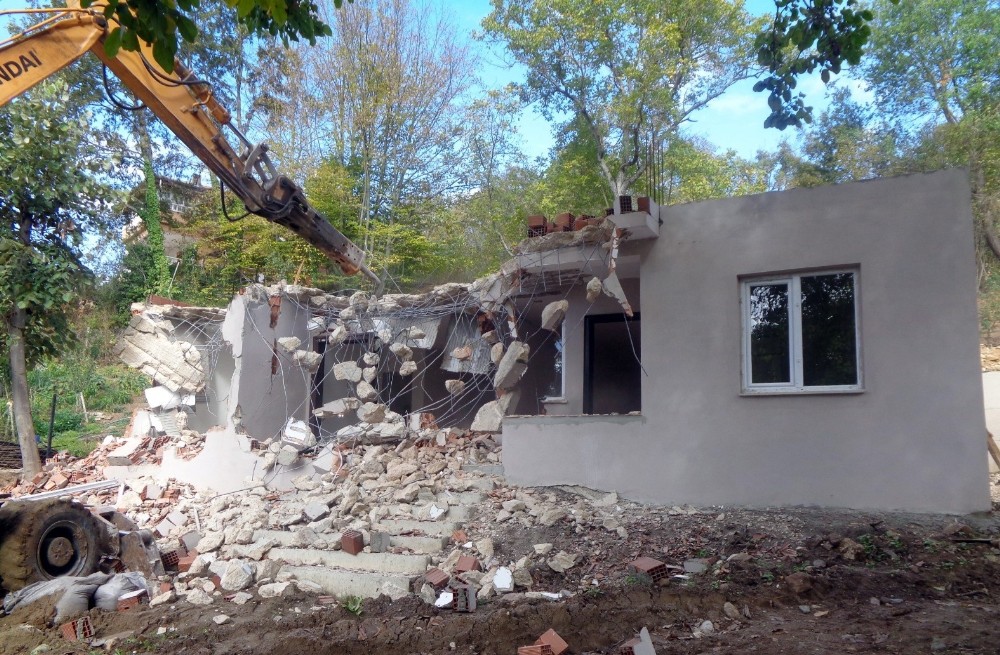 Bursa’da kaçak yapılar tek tek yıkılıyor