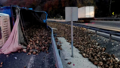 Bursa’da pancar yüklü tır devrildi