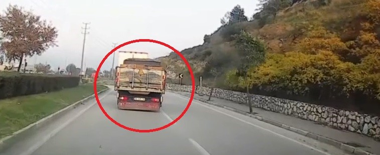 Bursa’da ralli yapan kamyon kameralara yansıdı
