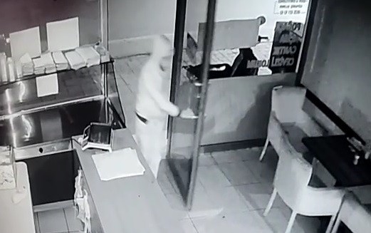 Bursa’da sadaka kutusunu çalan zanlı güvenlik kamerasında Bursa’da sadaka kutusunu çalan zanlı güvenlik kamerasında