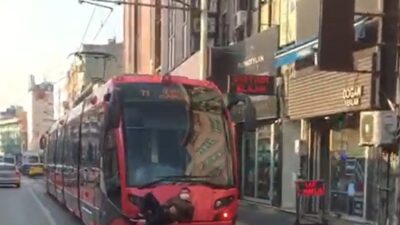Bursa’da tramvay arkasında tehlikeli yolculuk
