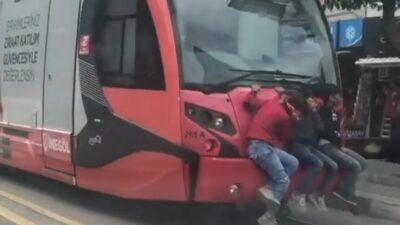 Bursa’da tramvay arkasında tehlikeli yolculuk