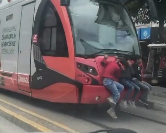 Bursa’da yaşları küçük 3 çocuk hareket halindeki tramvaya asılarak seyahat