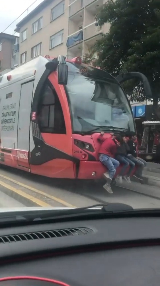 Bursa’da tramvay arkasında tehlikeli yolculuk