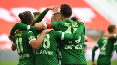 10 yıl sonra Bursa’da kozlarını paylaşıyorlar… Timsah’ın kupa dansı!