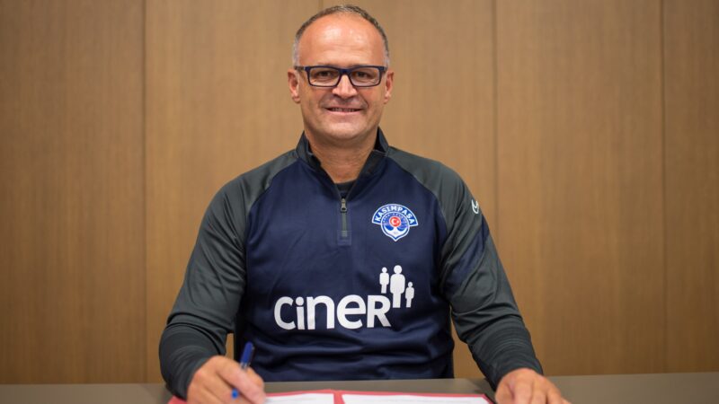 Bursaspor'un eski teknik direktörlerinden İrfan Buz, Kasımpaşa ile sezon sonuna