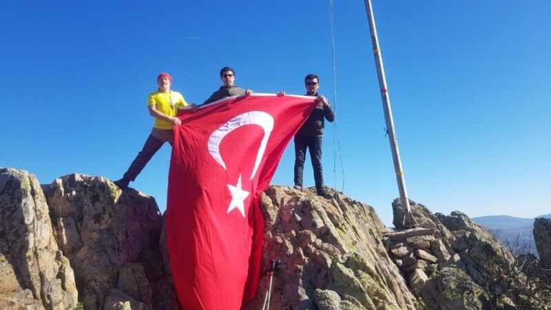 Dağ yöresinin zirvesindeki bayrak yenilendi