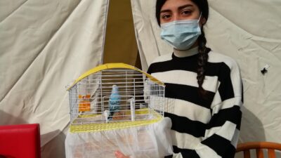 Depremde, kuşunu almak için kaybettiği 10 saniye hayatını kurtardı