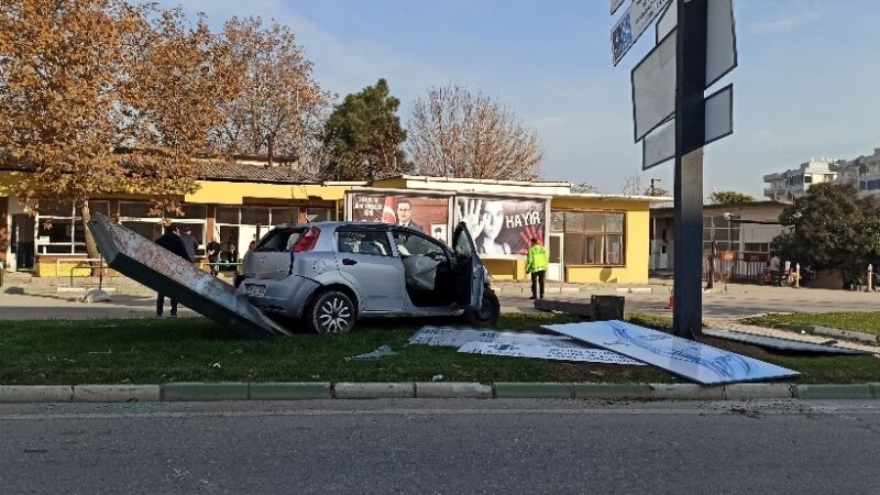 Bursa’da kontrolden çıkan araç tabalaya daldı Bursa’da kontrolden çıkan aracın refüjdeki tabelalara çarpması saniye saniye kameralara