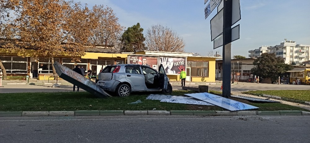 Bursa’da kontrolden çıkan araç tabalaya daldı Bursa’da kontrolden çıkan araç tabalaya daldı