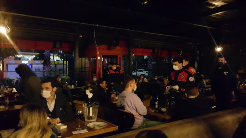 Bursa'da polis tarafından eğlence mekanlarında yapılan koronavirüs denetiminde, 79 kişiye 248