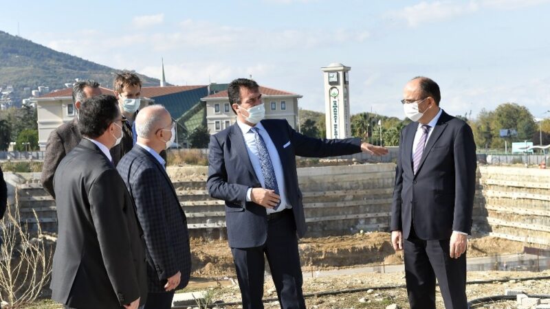 Osmangazi Belediyesi’nin yapımını hızla sürdürdüğü Osmangazi Meydanı inşaatını gezen iş