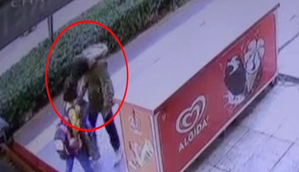 Tepki çeken görüntü! Yüzüne hapşırıp yoluna devam etti