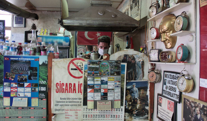 Yer: Bursa… Atatürk sevgisini kahvehanesine yansıttı