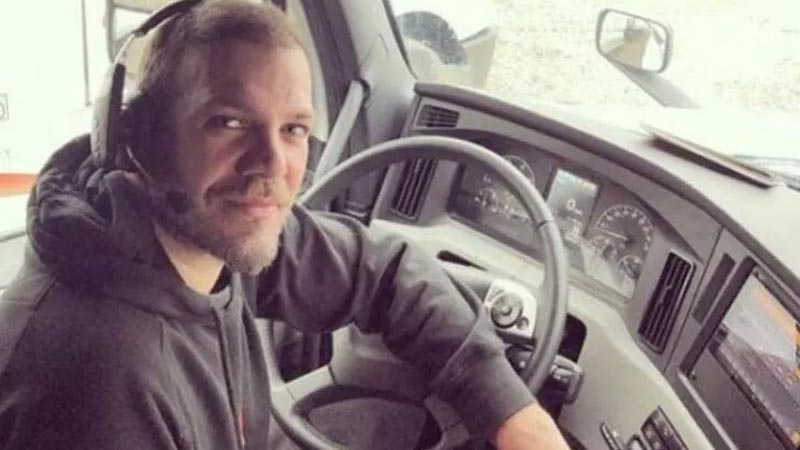 Tolga Karel kendisiyle ‘kamyoncu’ diyerek dalga geçen takipçisine öyle bir yanıt verdi ki… Tolga Karel kendisiyle ‘kamyoncu’ diyerek dalga geçen takipçisine öyle bir yanıt verdi ki…