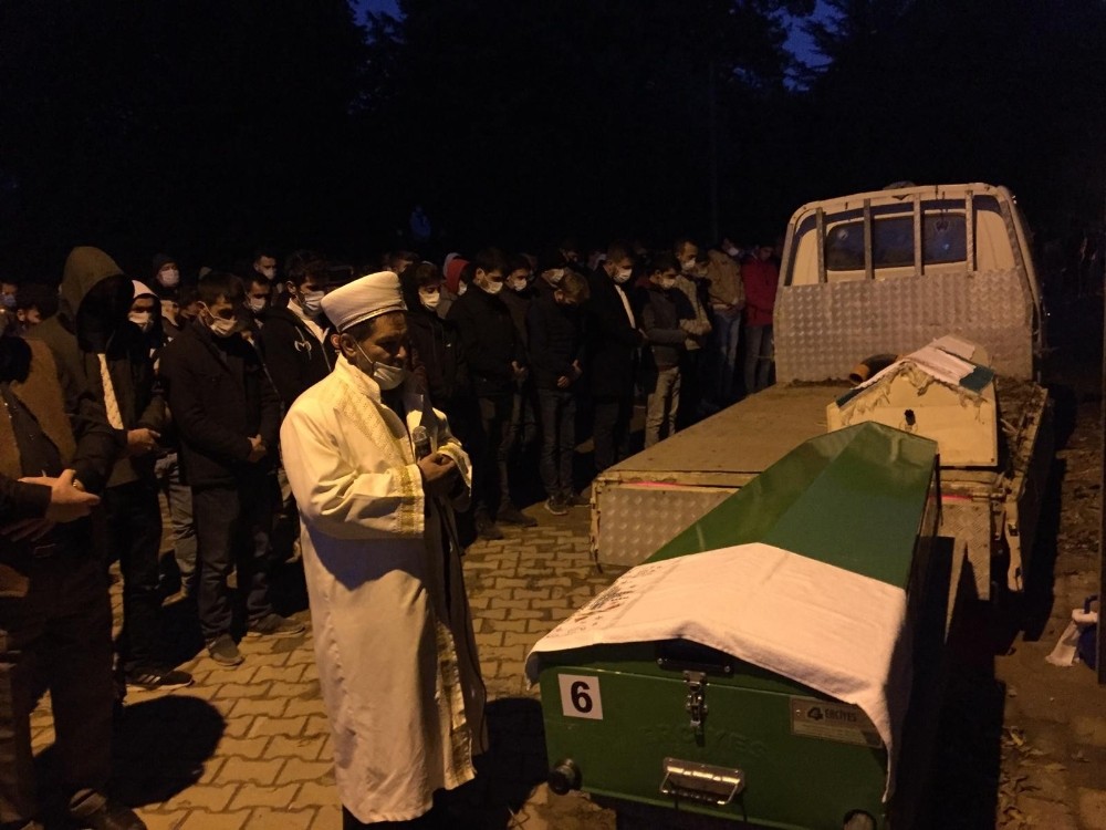 Bursa’da kaza kurbanı iki genç gözyaşları arasında toprağa verildi