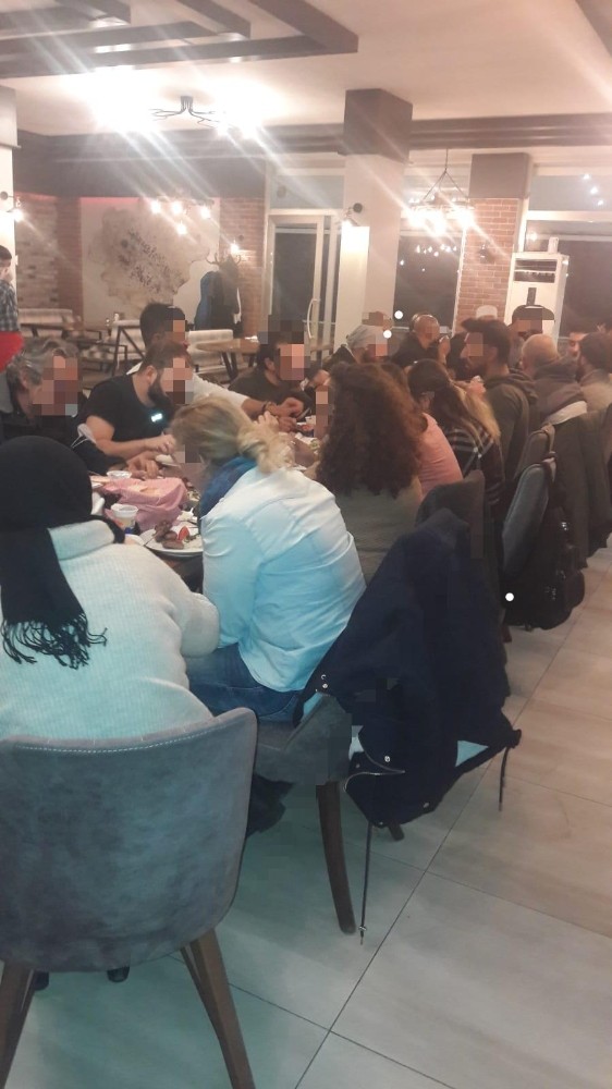 Koronavirüs tedbirlerine uymadılar…Toplu yemeğe ceza yağdı