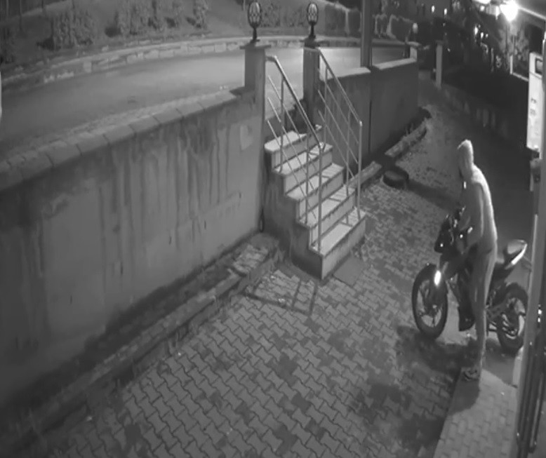 Bursa’da lüks motosiklet hırsızı kameraya böyle yakalandı