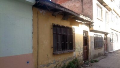 Madde bağımlılarının mesken tuttuğu metruk bina yıkıldı