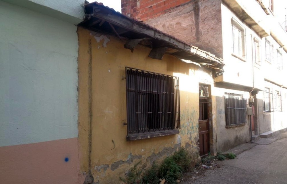 Madde bağımlılarının mesken tuttuğu metruk bina yıkıldı Madde bağımlılarının mesken tuttuğu metruk bina yıkıldı