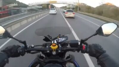 Bursa’da makas atarak trafiği birbirine katan otomobil kamerada