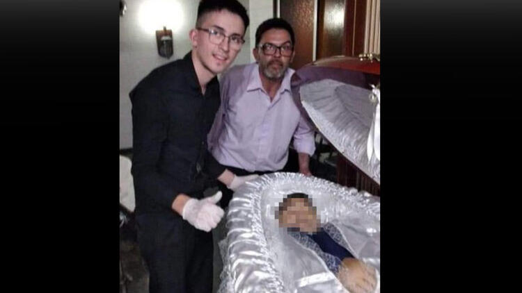 Skandal görüntüler! Maradona’nın tabutunu açıp… Skandal görüntüler! Maradona’nın tabutunu açıp…